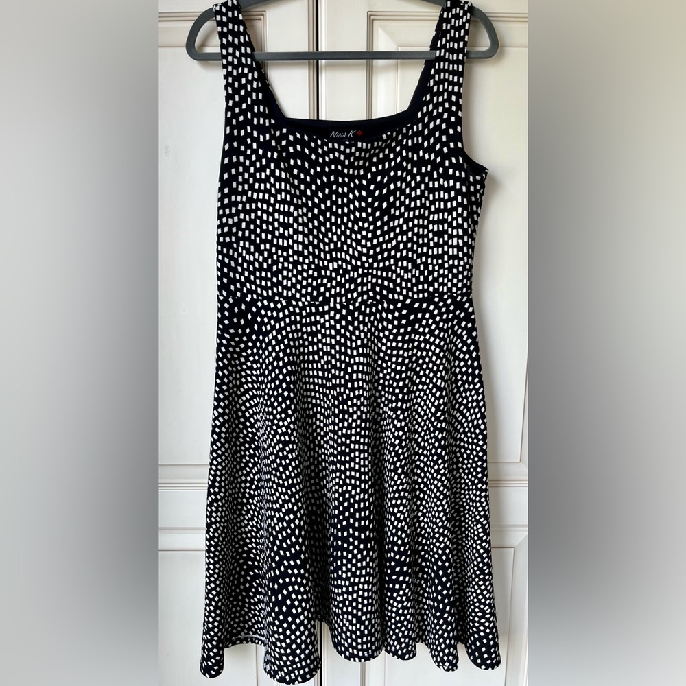 🍎 Nina K made in Canada large black dress with white detail